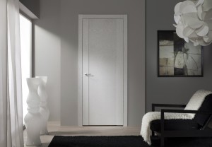 Белые двери в интерьере квартир: фото обзор