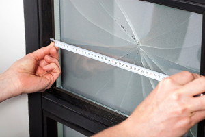 Замена стекла в межкомнатной двери своими руками: видео инструкция