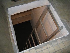 1 этаж как сделать подвал под балконом