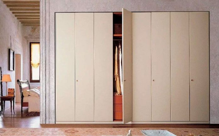 шкаф с распашными дверями