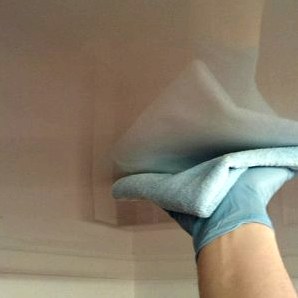 Как вымыть натяжные потолки матовые, глянцевые, тканевые
