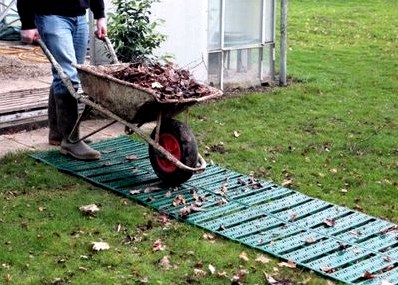 Как сделать садовые дорожки на даче своими руками с малыми затратами: выбор материала, технологии укладки дорожек на приусадебном участке